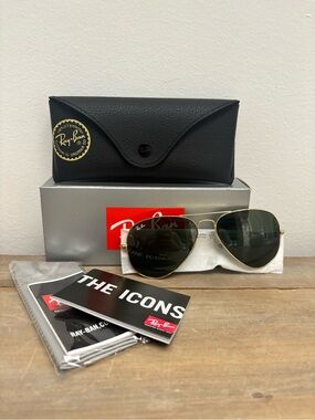 NWT Ray Ban Aviator "Arista"
G-15 Green, large gold-tone metal rims ORB3025